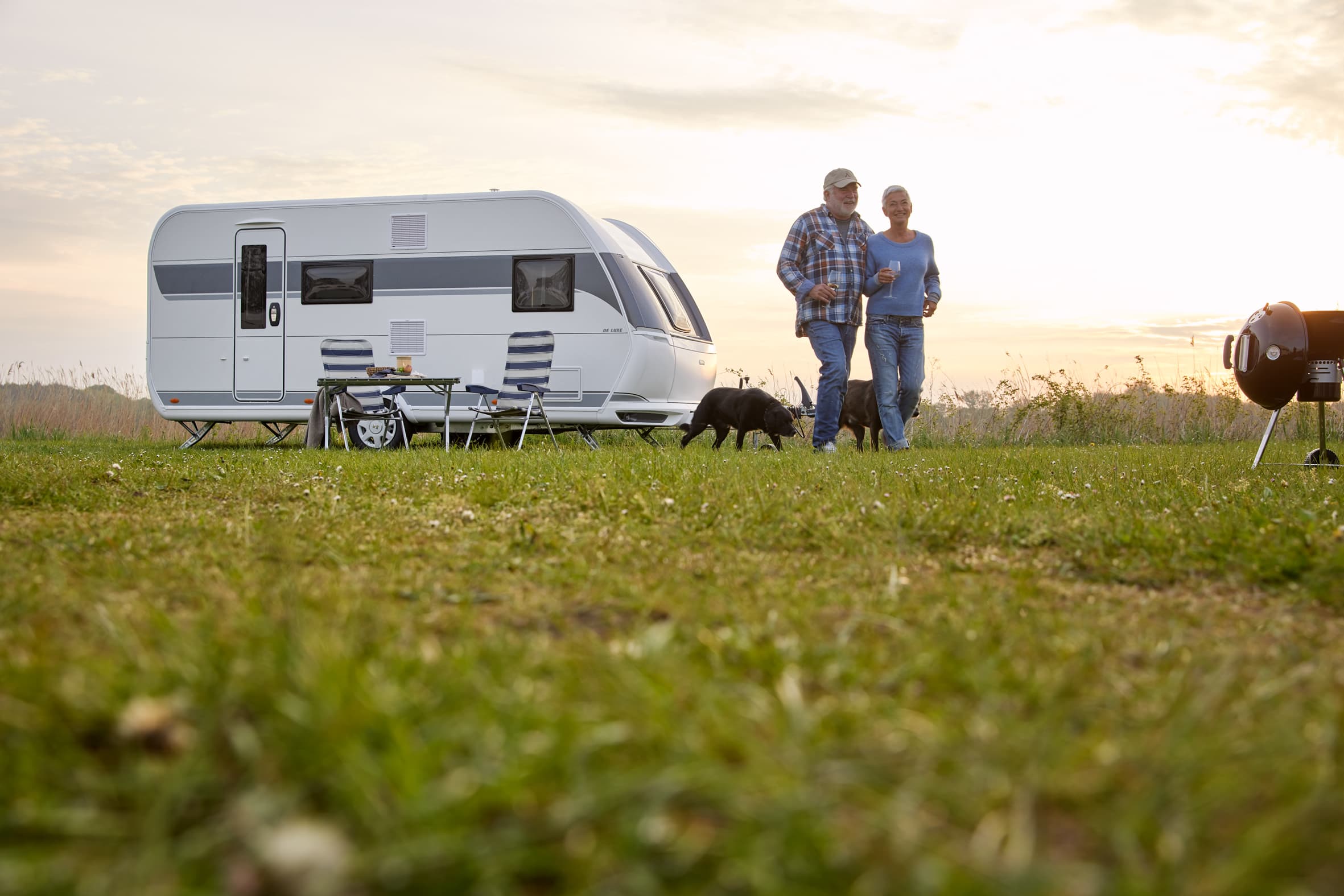 Matkailuvaunu Hobby 545 KMF De Luxe – tyylikäs vaunu auringonlaskussa